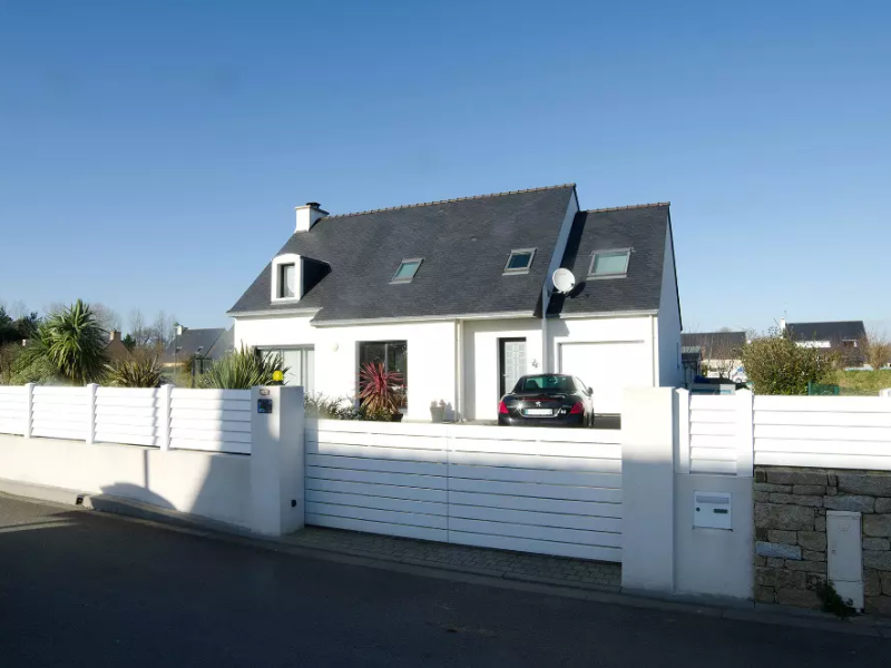Portail coulissant et clôture lames horizontales blanches, maison blanche, menuiseries sombres
