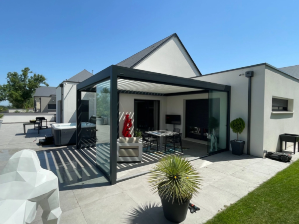 Pergola noire lames blanches, parois vitrées, spa gris et terrasse dalles