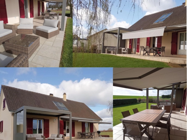 Pergola grise et store banne gris sur terrasse carrelée, volets rouges, tuiles