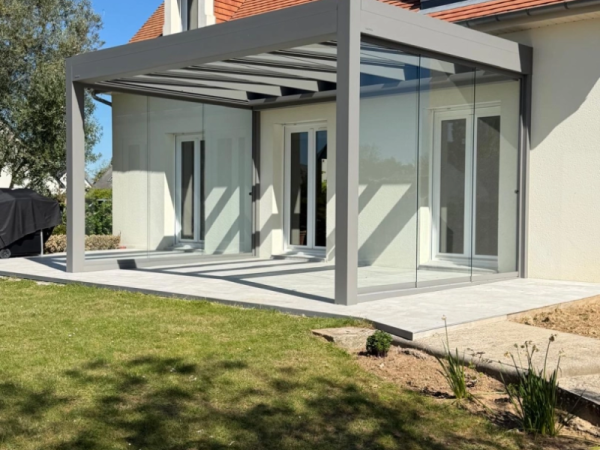 Pergola bioclimatique anthracite, parois vitrées coulissantes et lames orientables