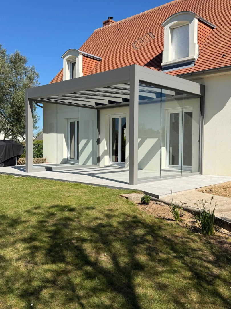Pergola bioclimatique anthracite, parois vitrées coulissantes et lames orientables