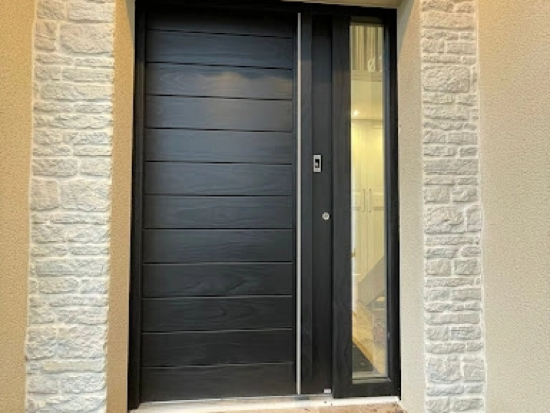 Porte entrée anthracite lames horizontales, poignée bâton inox et tierce vitrée