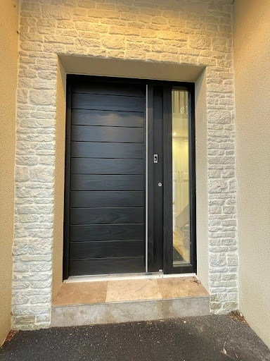 Porte entrée anthracite lames horizontales, poignée bâton inox et tierce vitrée