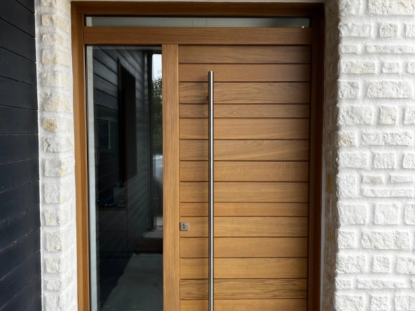 Porte d'entrée bois lames horizontales, poignée bâton inox, tierce et imposte vitrées