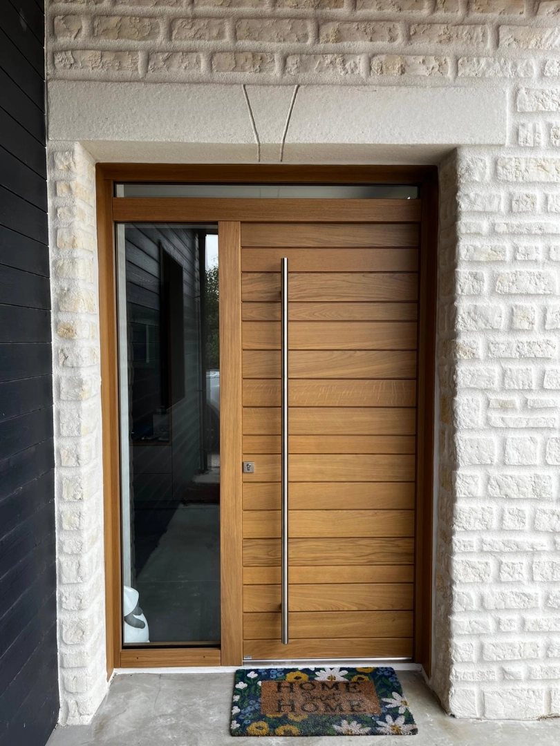 Porte d'entrée bois lames horizontales, poignée bâton inox, tierce et imposte vitrées