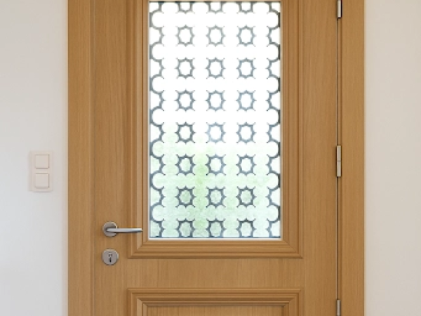 Porte intérieure bois clair, vitrage étoiles géométriques et poignée inox