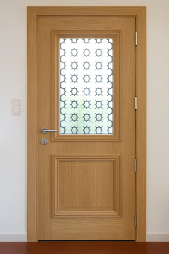 Porte intérieure bois clair, vitrage étoiles géométriques et poignée inox