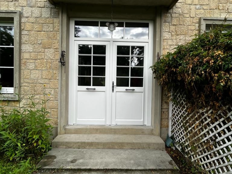 Porte d'entrée double blanche petits carreaux, imposte trois vitrages, pierre beige