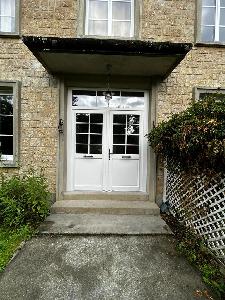 Porte d'entrée double blanche petits carreaux, imposte trois vitrages, pierre beige