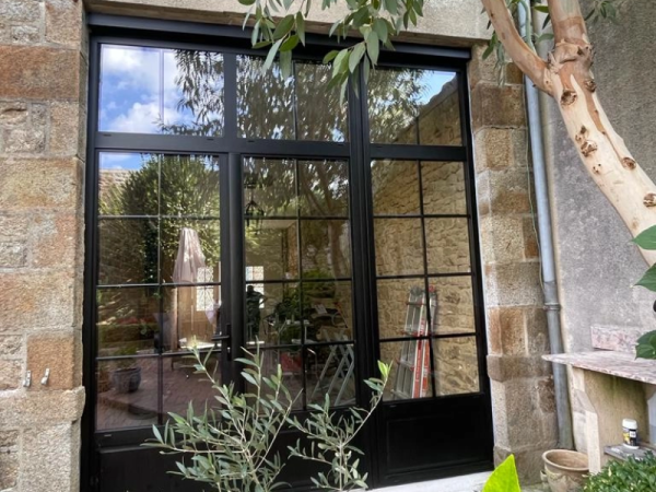 Baie style verrière alu noir, petits bois, trois vantaux, mur pierre