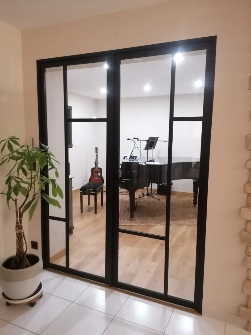 Verrière intérieure alu noir style atelier, portes vitrées, salon piano visible