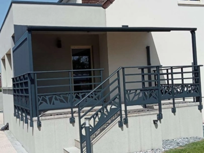 Garde-corps alu anthracite motif découpé, pergola assortie, terrasse surélevée et escaliers