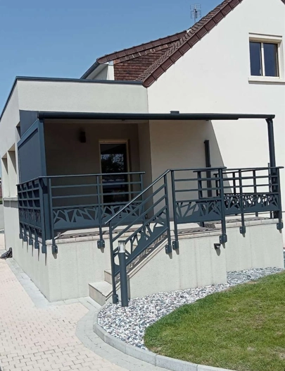 Garde-corps alu anthracite motif découpé, pergola assortie, terrasse surélevée et escaliers