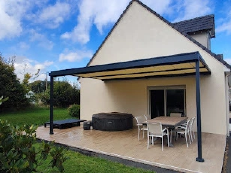 Storgola anthracite toile crème, terrasse carrelée, spa gonflable et table bois