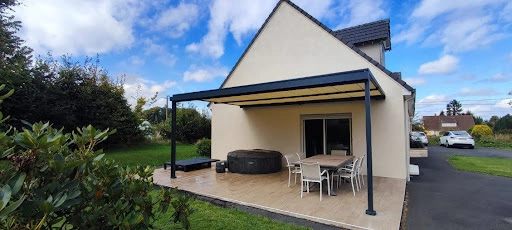 Storgola anthracite toile crème, terrasse carrelée, spa gonflable et table bois