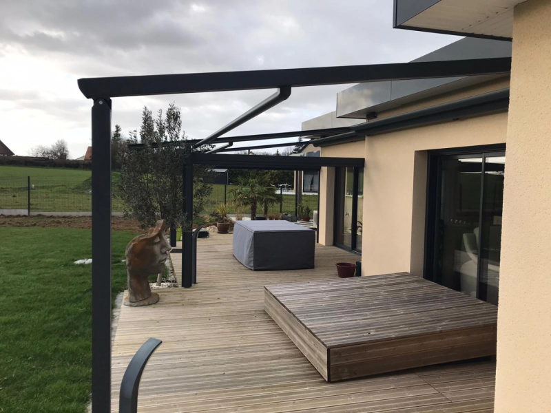 Double pergola anthracite adossée, terrasse bois, baies coulissantes, pelouse