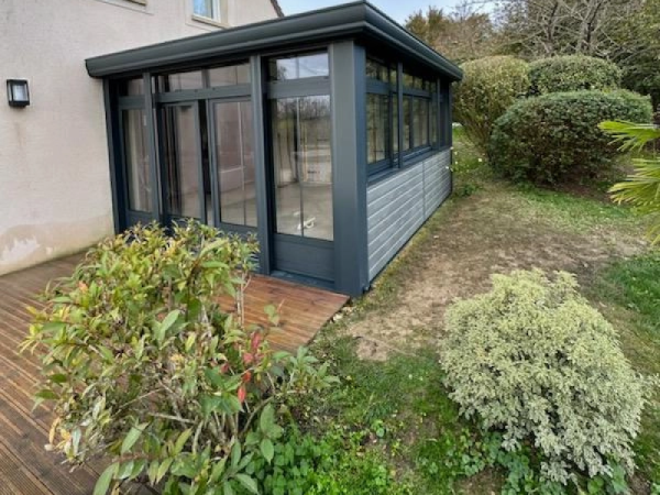 Véranda alu anthracite toit plat, baies vitrées, terrasse bois, jardin