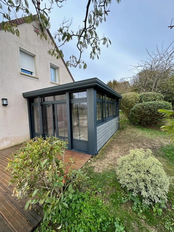 Véranda alu anthracite toit plat, baies vitrées, terrasse bois, jardin