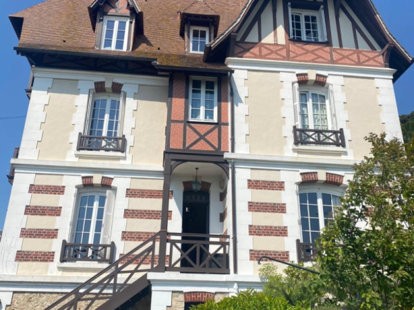 Villa colombages, fenêtres blanches petits bois, volets blancs, briques rouges
