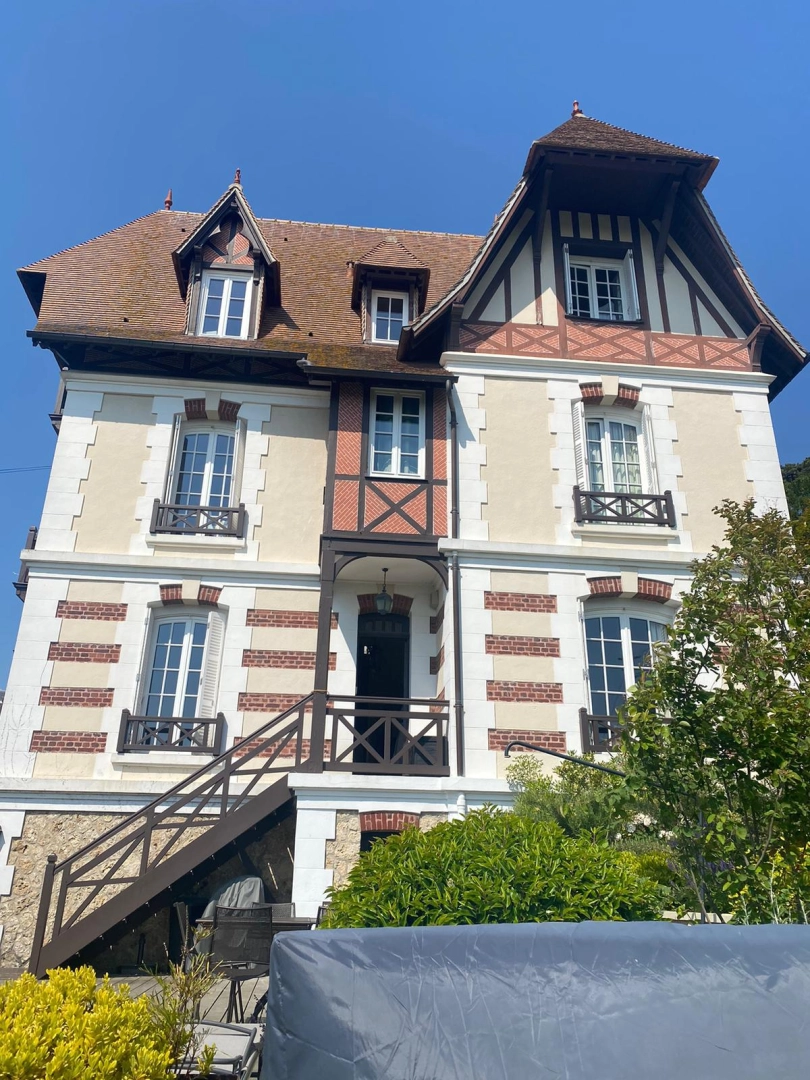 Villa colombages, fenêtres blanches petits bois, volets blancs, briques rouges