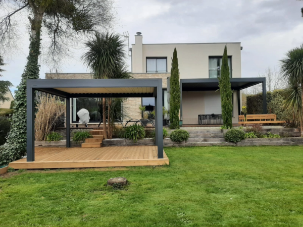 Deux pergolas bioclimatiques anthracite, terrasse bois et jardin avec palmiers