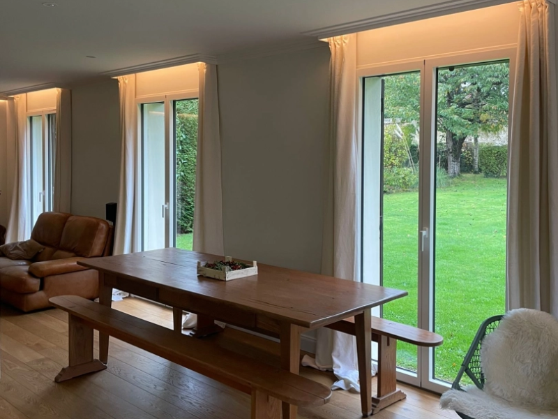 Trois portes-fenêtres PVC blanches, éclairage LED corniche, salon parquet clair