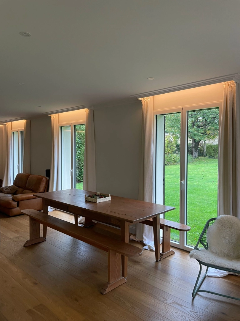 Trois portes-fenêtres PVC blanches, éclairage LED corniche, salon parquet clair