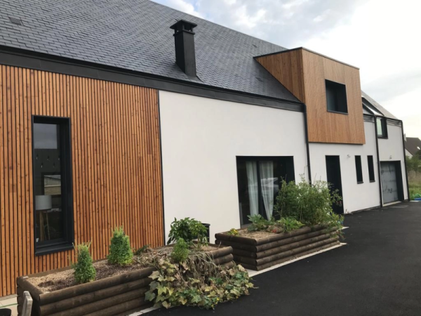 Maison cubique enduit blanc, bardage bois, menuiseries anthracite, porte garage