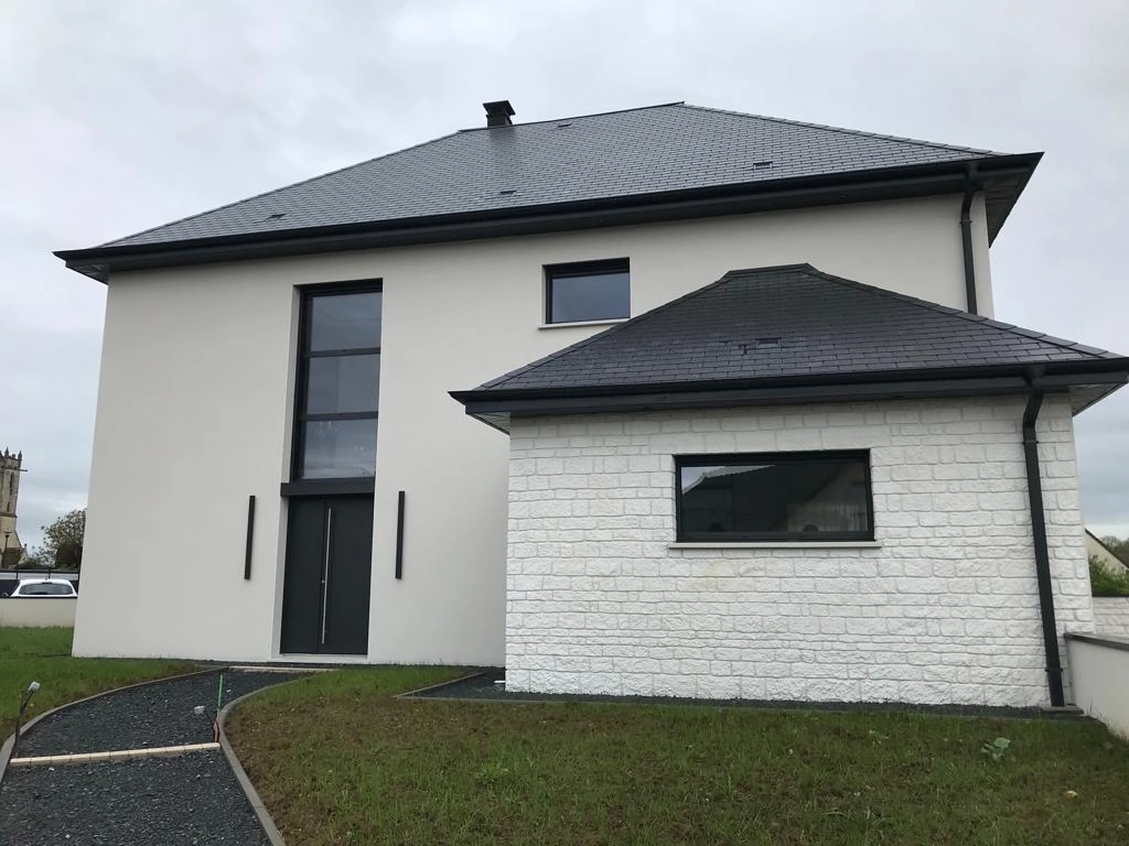Maison neuve enduit blanc, menuiseries anthracite, imposte vitrée, parement pierre