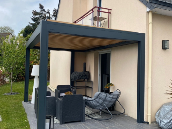 Pergola bioclimatique anthracite, lames bois, texte LOGIKINOV sur poutre