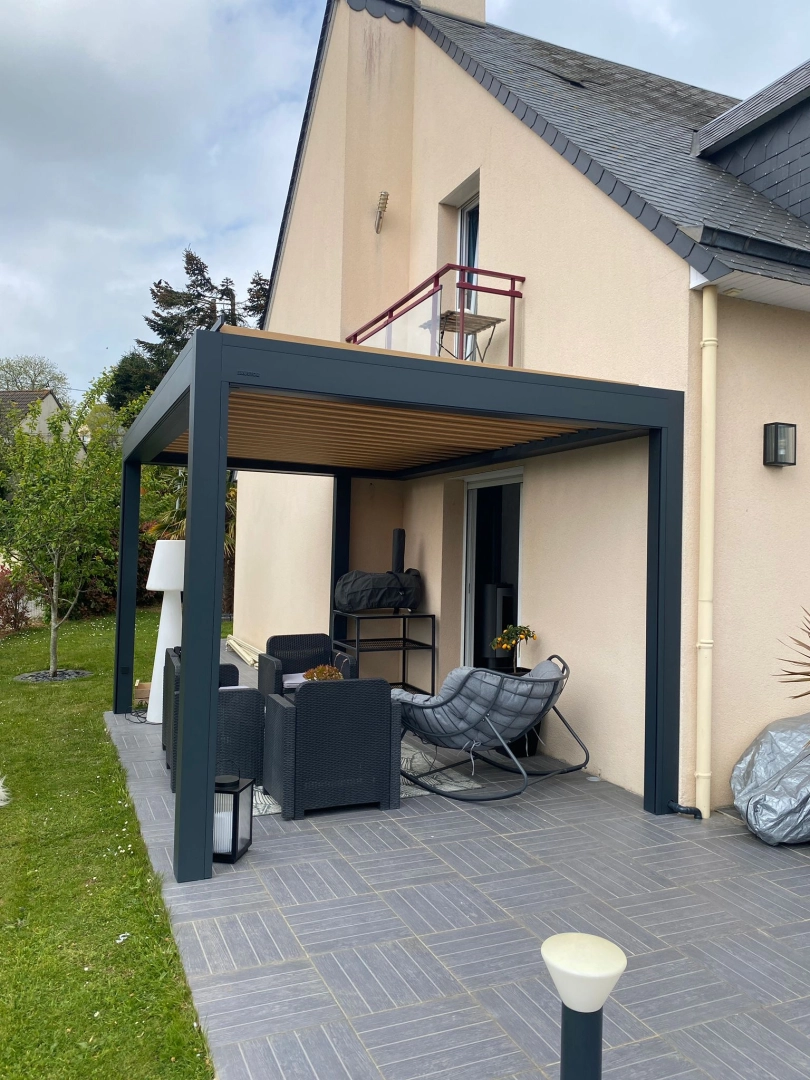 Pergola bioclimatique anthracite, lames bois, texte LOGIKINOV sur poutre