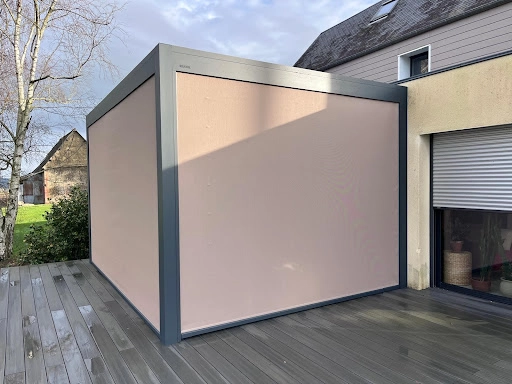 Pergola anthracite, stores verticaux beige fermés, terrasse lames grises