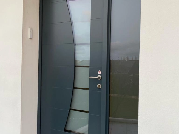 Porte d'entrée anthracite lames horizontales, insert vitré courbe, tierce vitrée