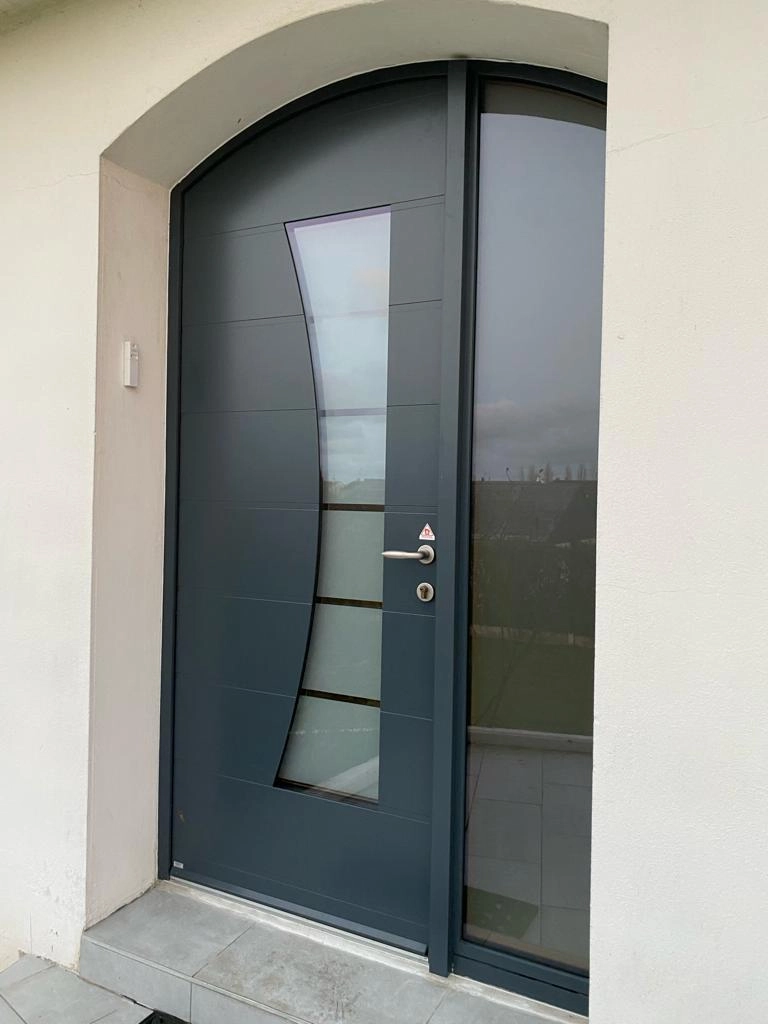 Porte d'entrée anthracite lames horizontales, insert vitré courbe, tierce vitrée