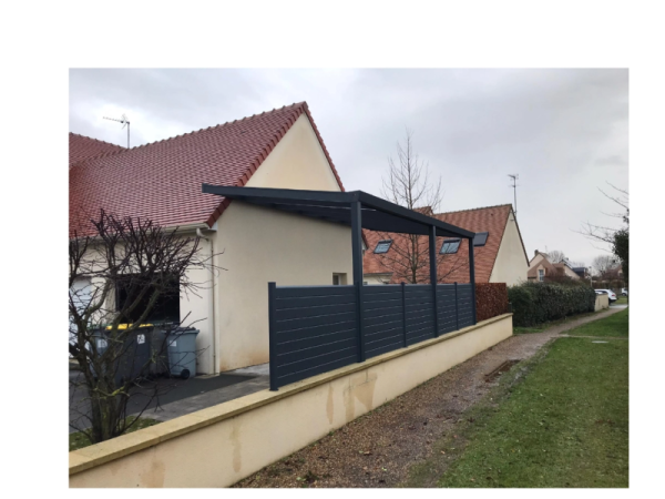 Carport anthracite adossé, toit translucide, claustra lames sur muret, tuiles rouges
