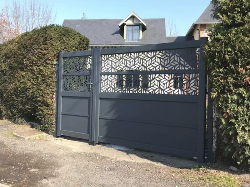 Portail et portillon anthracite, motifs feuilles découpés laser, haies vertes