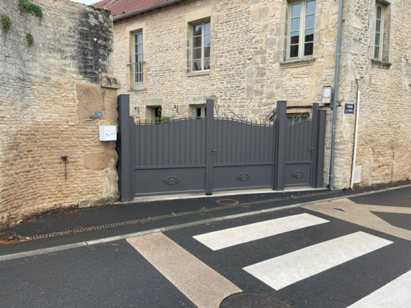 Portail et portillon anthracite, barreaux et rosaces, mur pierre, boîte aux lettres