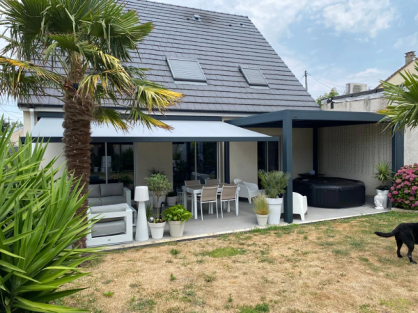 Store banne gris et pergola anthracite sur terrasse carrelée, jacuzzi gonflable