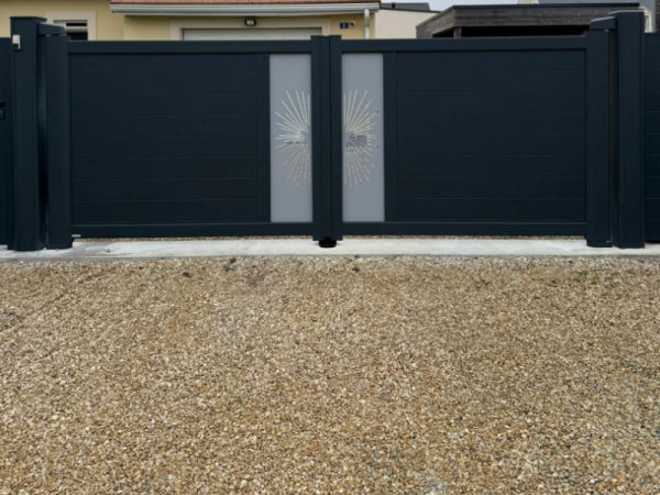 Portail battant anthracite à lames horizontales et inserts décoratifs rayons, gravier devant