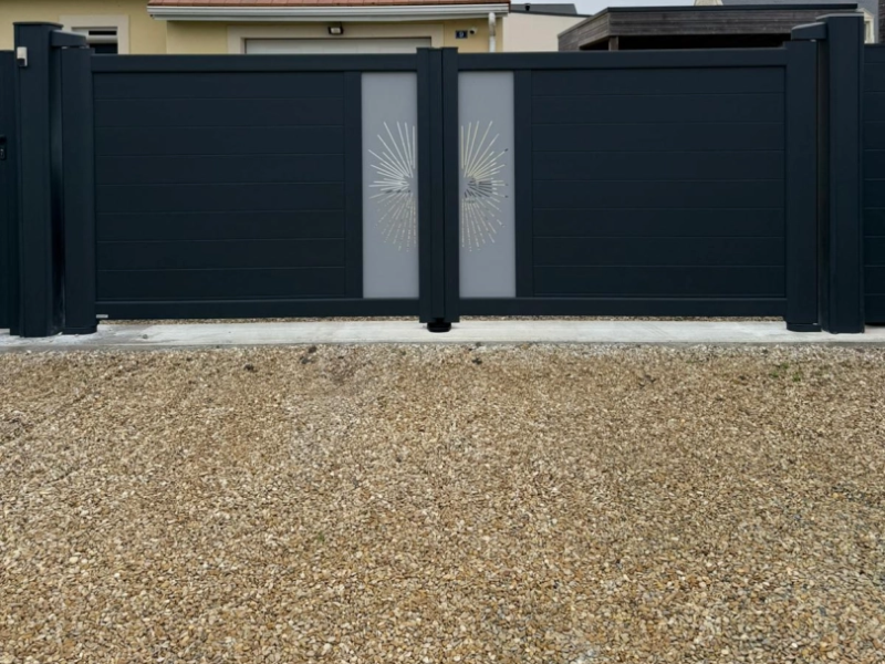 Portail battant anthracite à lames horizontales et inserts décoratifs rayons, gravier devant