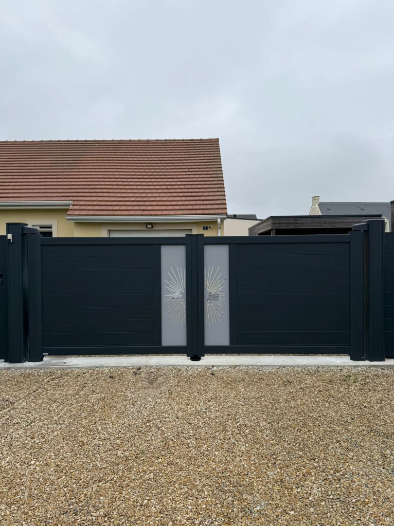 Portail battant anthracite à lames horizontales et inserts décoratifs rayons, gravier devant