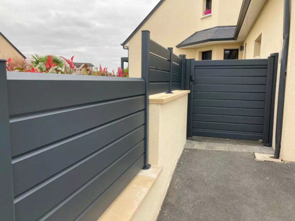 Clôture et portillon alu anthracite lames pleines sur muret crème, allée enrobée