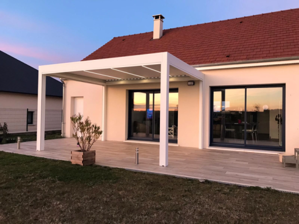 Pergola bioclimatique blanche, lames éclairées LED, baies anthracite, terrasse bois