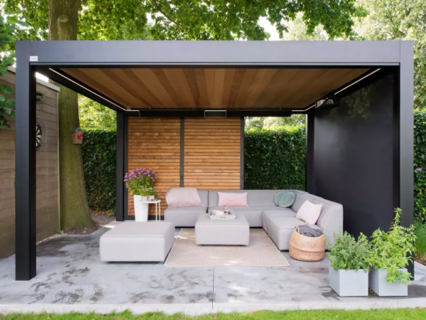 Pergola alu noir, plafond lames bois, claustra horizontal, terrasse béton et salon extérieur