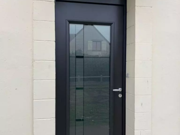 Porte d'entrée acier gris anthracite, grand vitrage décoratif, encadrement pierre claire