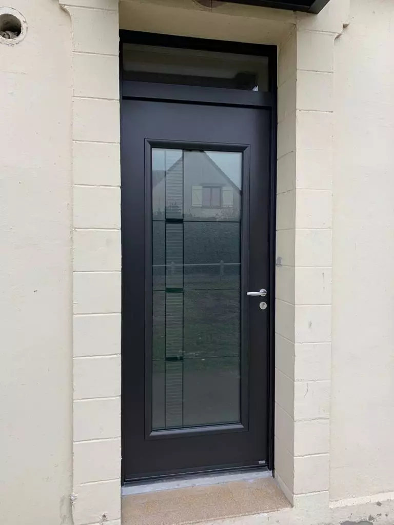 Porte d'entrée acier gris anthracite, grand vitrage décoratif, encadrement pierre claire