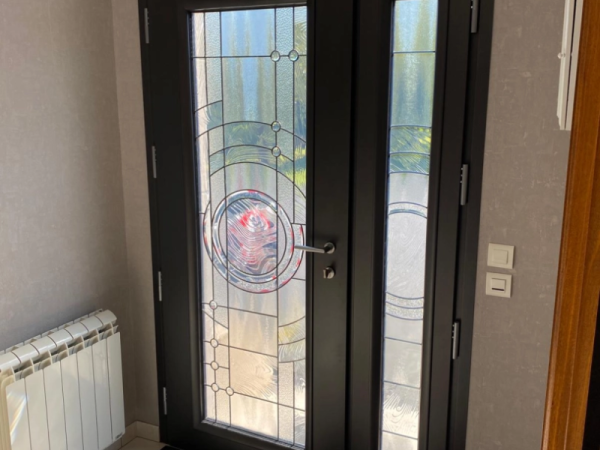 Porte d'entrée anthracite, vitrages géométriques et tierce vitrée, vue intérieure