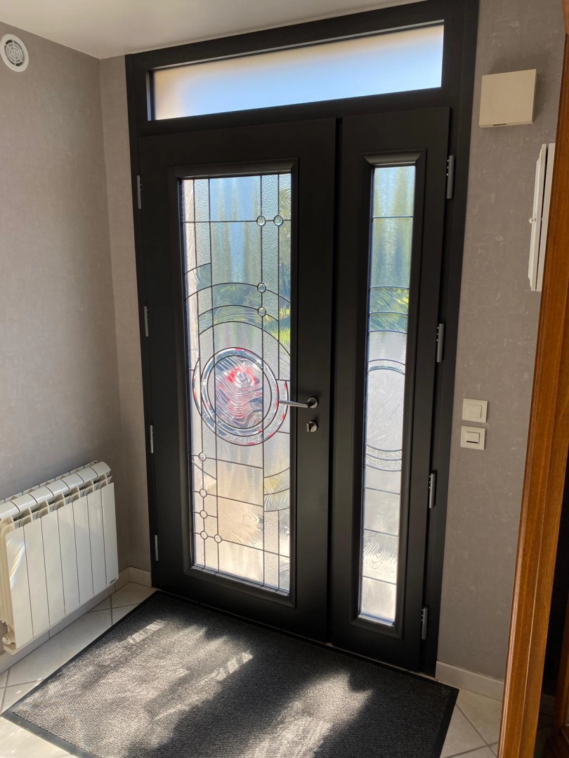 Porte d'entrée anthracite, vitrages géométriques et tierce vitrée, vue intérieure