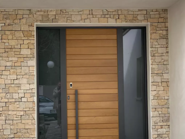 Porte d'entrée lames bois clair, cadre anthracite, impostes vitrées, encadrement pierre naturelle