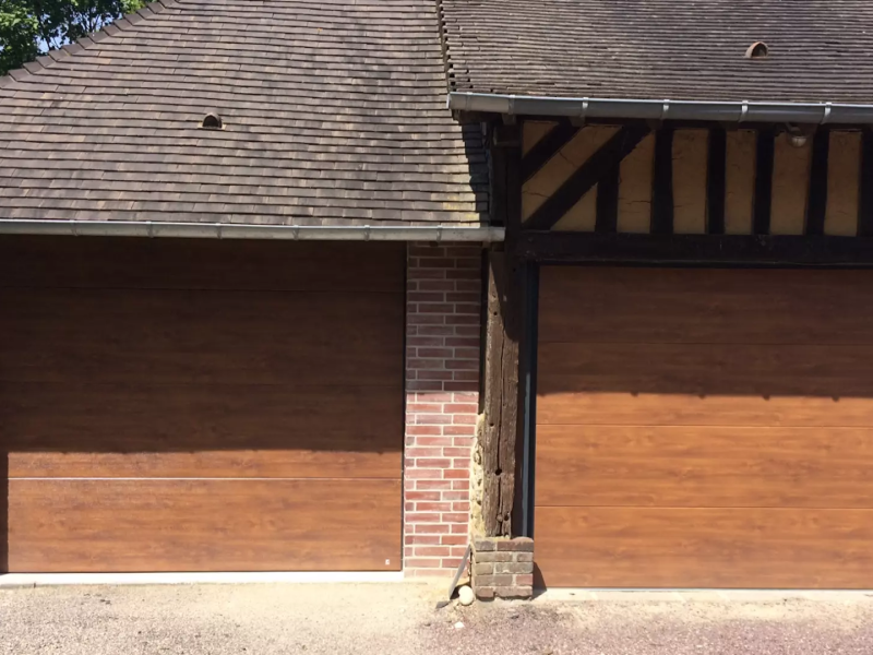 Deux portes sectionnelles aspect bois chêne, façade colombages et pilier briques